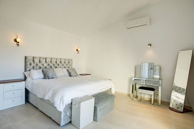 4 sovrum Villa till salu i Estepona med pool garage - 890 000 € (Ref: 7431340)