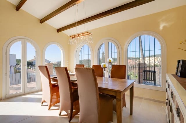 4 sovrum Villa till salu i Estepona med pool garage - 890 000 € (Ref: 7431340)