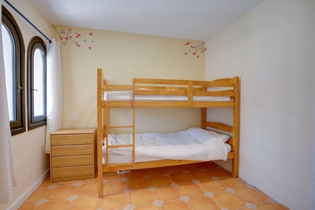 4 sovrum Villa till salu i Estepona med pool garage - 890 000 € (Ref: 7431340)