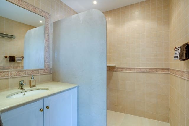 4 sovrum Villa till salu i Estepona med pool garage - 890 000 € (Ref: 7431340)