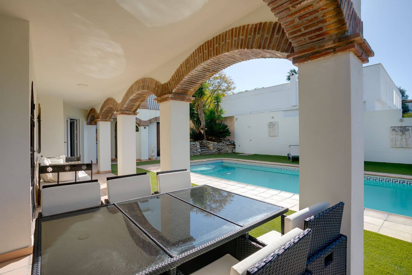 4 sovrum Villa till salu i Estepona med pool garage - 890 000 € (Ref: 7431340)