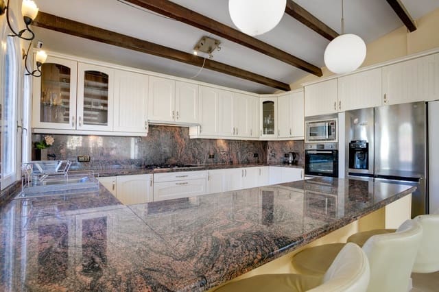 4 sovrum Villa till salu i Estepona med pool garage - 890 000 € (Ref: 7431340)