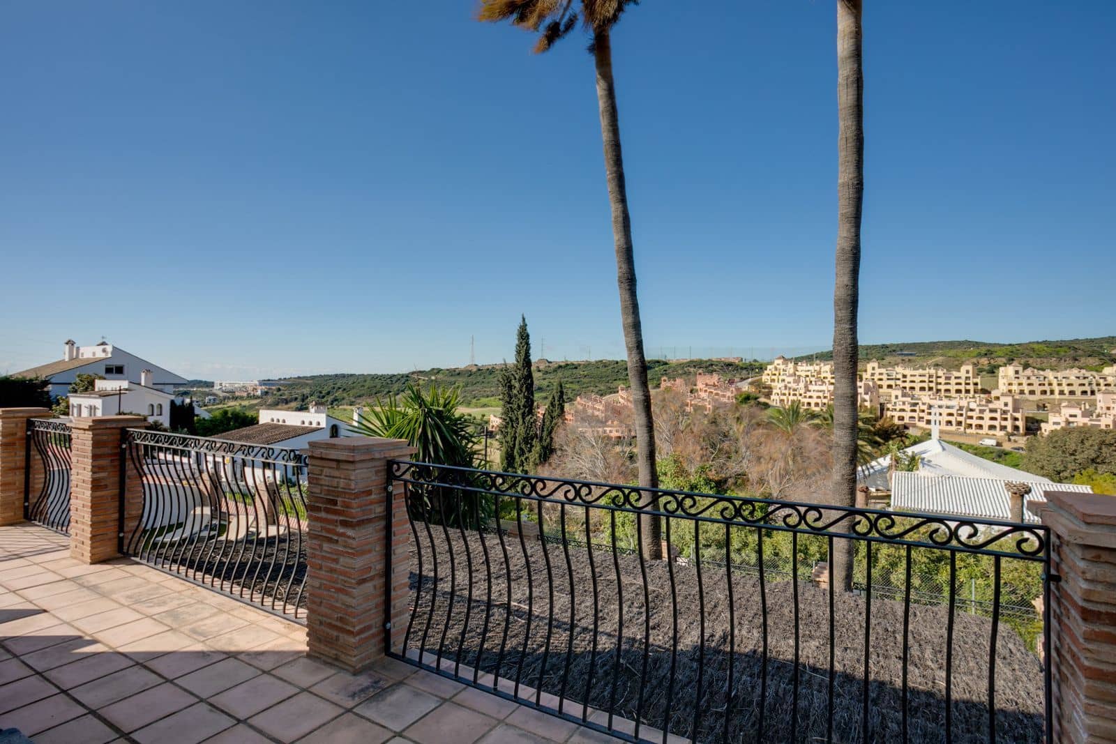 4 sovrum Villa till salu i Estepona med pool garage - 890 000 € (Ref: 7431340)