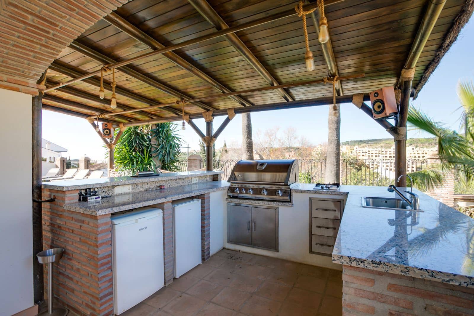 4 sovrum Villa till salu i Estepona med pool garage - 890 000 € (Ref: 7431340)