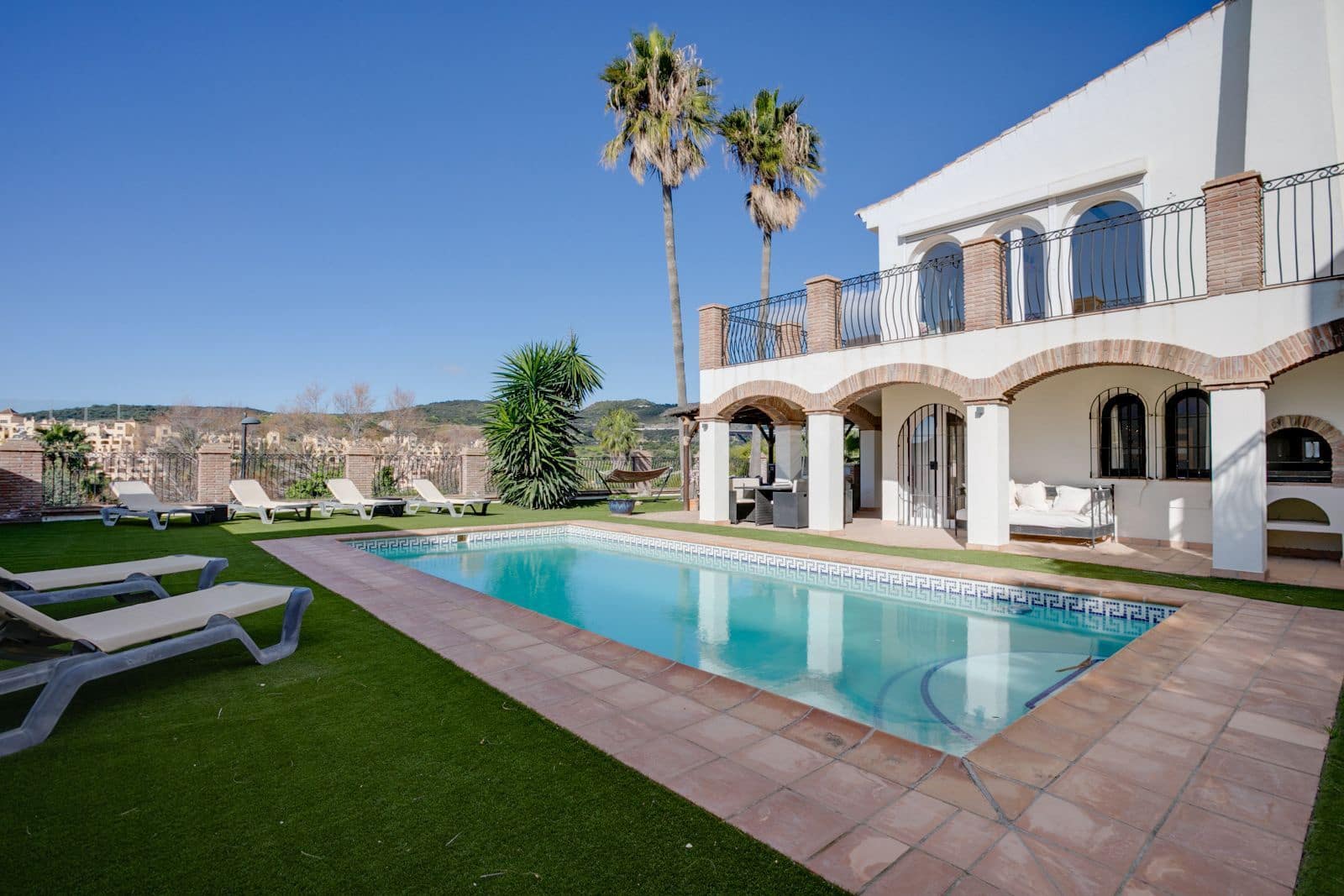 4 sovrum Villa till salu i Estepona med pool garage - 890 000 € (Ref: 7431340)