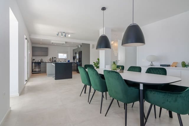 4 bedroom Apartment for sale in El Rosario, Marbella with pool garage - € 1,350,000 (Ref: 7519994)