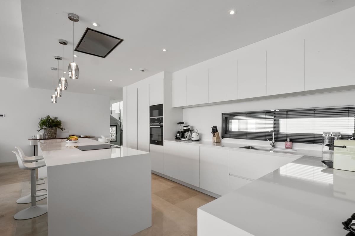 6 soverom Villa til salgs i Cabopino med svømmebasseng garasje - € 2 100 000 (Ref: 7531852)