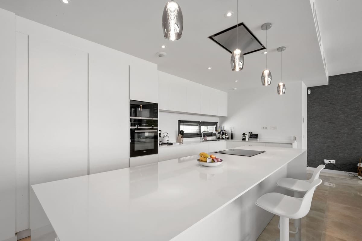 6 soverom Villa til salgs i Cabopino med svømmebasseng garasje - € 2 100 000 (Ref: 7531852)