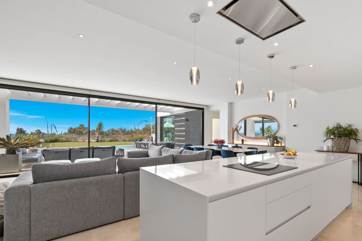 6 soverom Villa til salgs i Cabopino med svømmebasseng garasje - € 2 100 000 (Ref: 7531852)