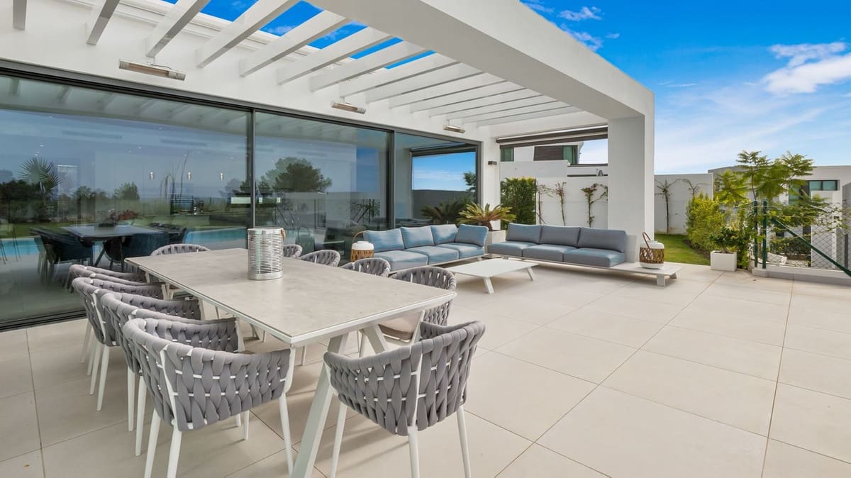 6 soverom Villa til salgs i Cabopino med svømmebasseng garasje - € 2 100 000 (Ref: 7531852)