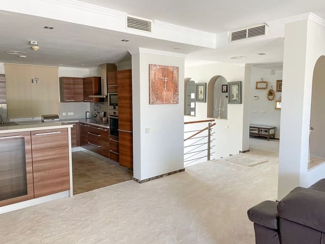 5 soverom Villa til salgs i Marbesa, Marbella med svømmebasseng garasje - € 2 100 000 (Ref: 7561467)