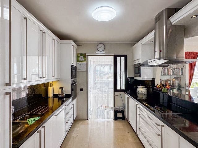 4 makuuhuone Huvila myytävänä paikassa Cerros del Águila, Mijas mukana uima-altaan 
autotalli - 745 000 € (Ref: 7597135)