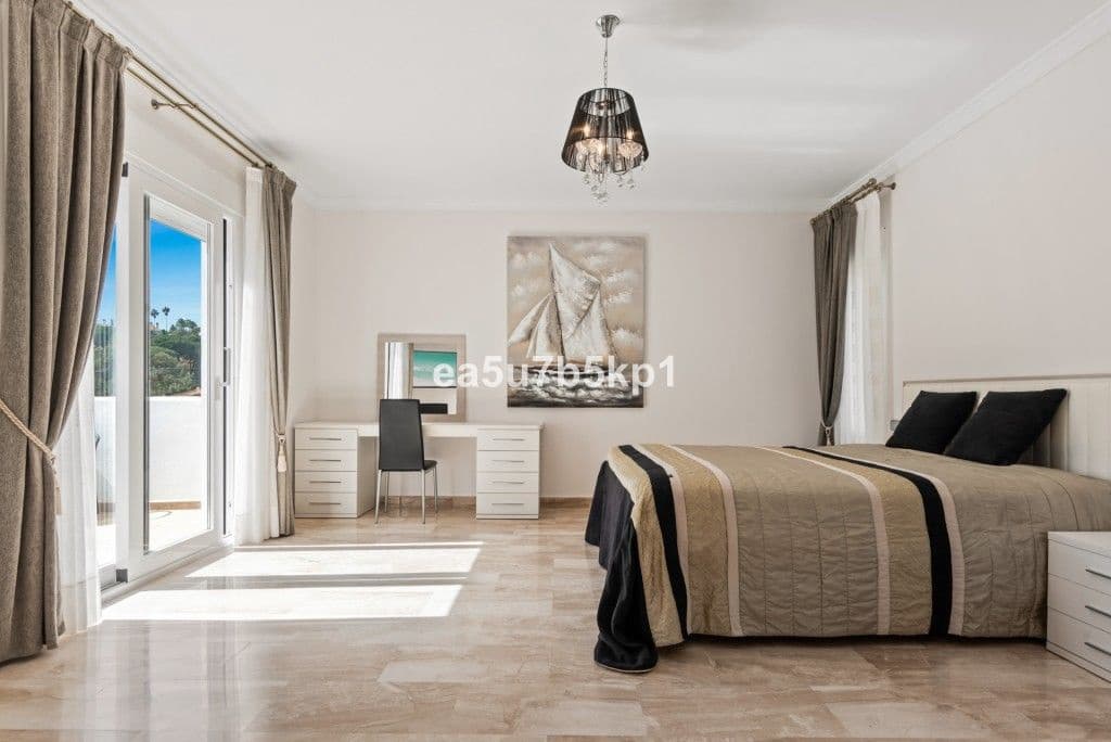 4 sypialnia Willa na sprzedaż w Marbella z basenem garażem - 1 950 000 € (Ref: 7620845)