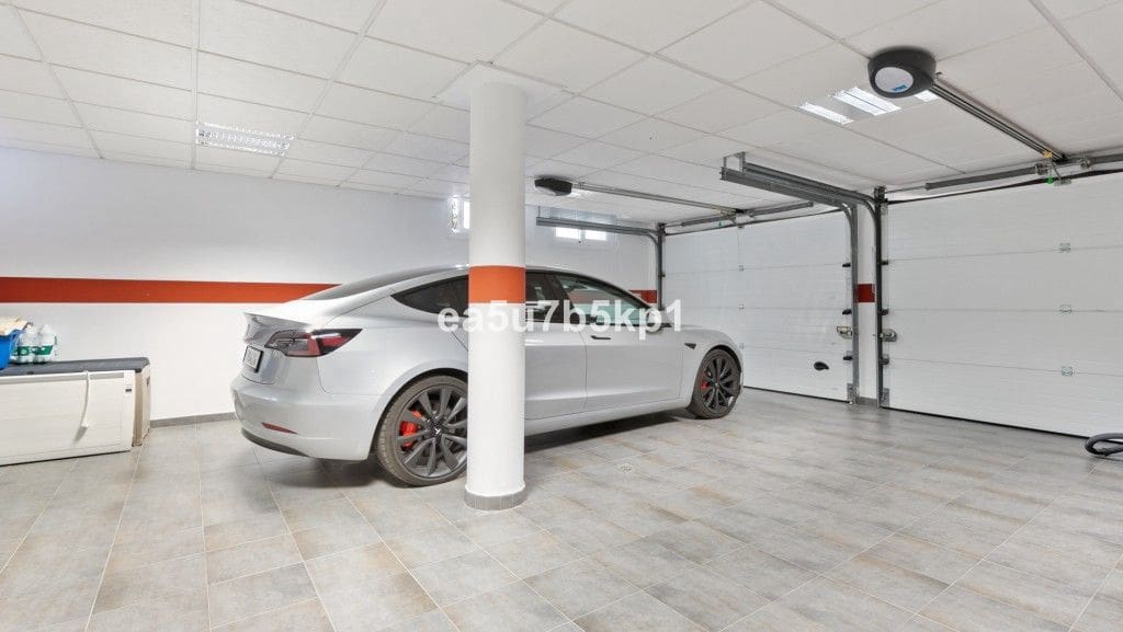 4 sypialnia Willa na sprzedaż w Marbella z basenem garażem - 1 950 000 € (Ref: 7620845)