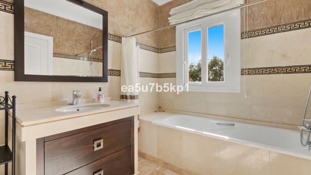 4 sypialnia Willa na sprzedaż w Marbella z basenem garażem - 1 950 000 € (Ref: 7620845)