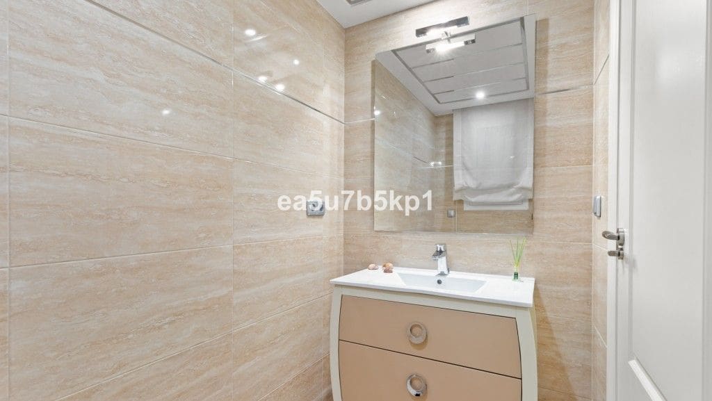 4 sypialnia Willa na sprzedaż w Marbella z basenem garażem - 1 950 000 € (Ref: 7620845)