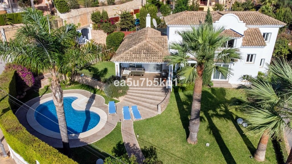 4 sypialnia Willa na sprzedaż w Marbella z basenem garażem - 1 950 000 € (Ref: 7620845)