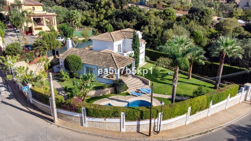 4 sypialnia Willa na sprzedaż w Marbella z basenem garażem - 1 950 000 € (Ref: 7620845)