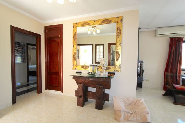 4 bedroom Villa for sale in Calahonda, Mijas with pool garage - € 750,000 (Ref: 7627877)