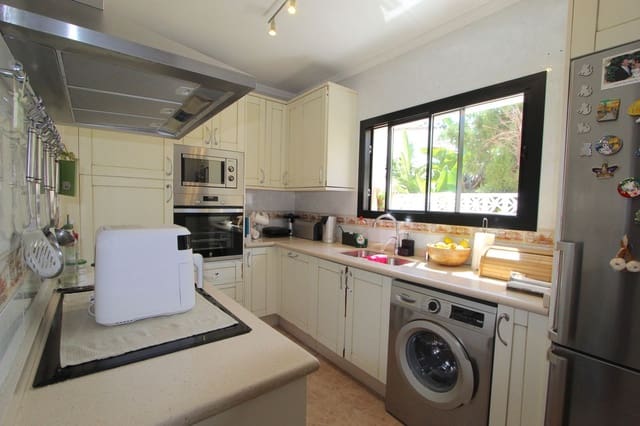 4 bedroom Villa for sale in Calahonda, Mijas with pool garage - € 750,000 (Ref: 7627877)