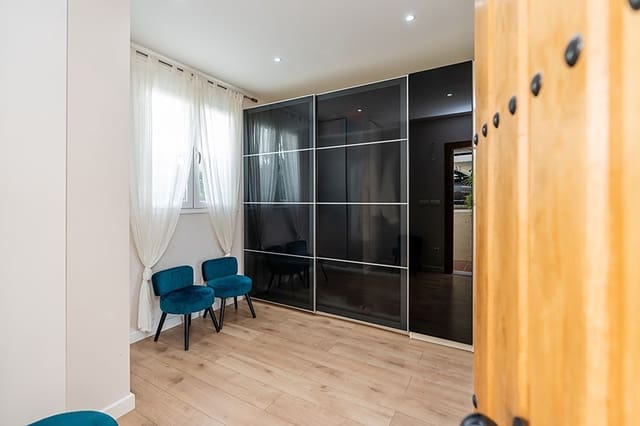 5 makuuhuone Omakotitalo myytävänä paikassa Nueva Andalucia, Marbella mukana uima-altaan 
autotalli - 750 000 € (Ref: 7627878)