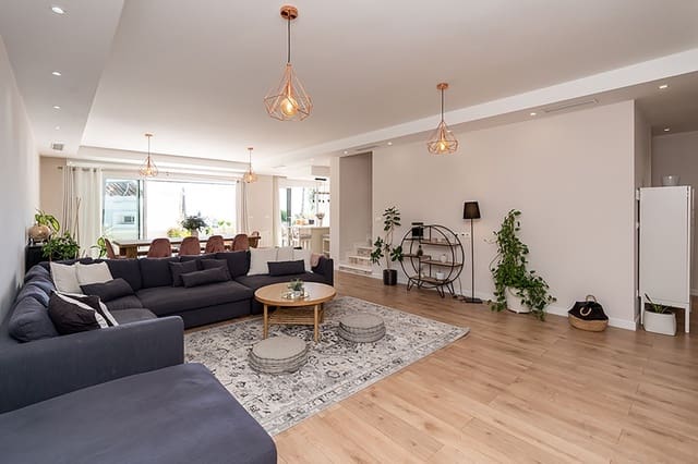 5 makuuhuone Omakotitalo myytävänä paikassa Nueva Andalucia, Marbella mukana uima-altaan 
autotalli - 750 000 € (Ref: 7627878)