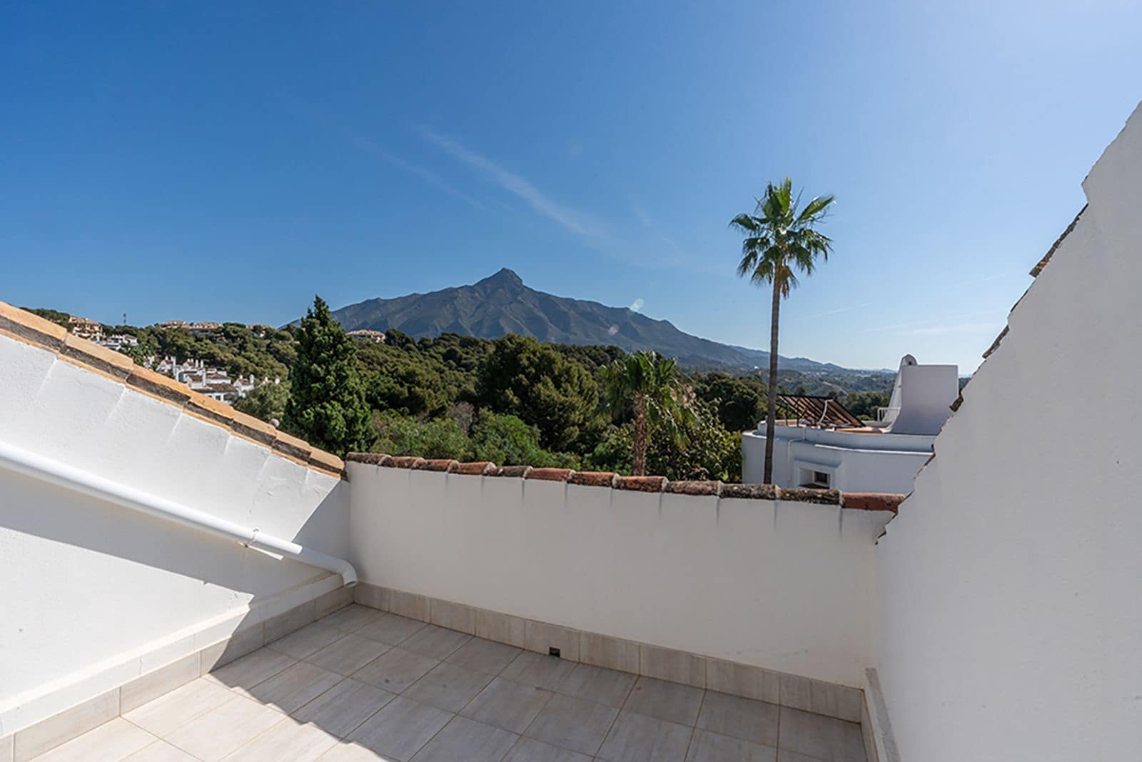 5 slaapkamer Huis te koop in Nueva Andalucia met zwembad garage - € 750.000 (Ref: 7627878)