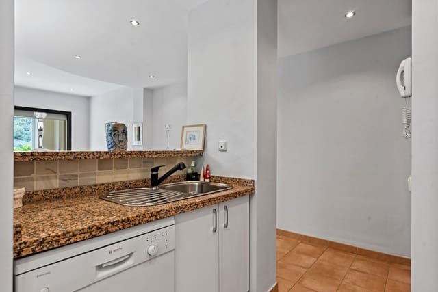 2 soverom Leilighet til salgs i Río Real, Marbella med svømmebasseng garasje - € 450 000 (Ref: 7656218)