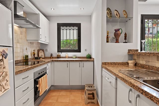 2 soverom Leilighet til salgs i Río Real, Marbella med svømmebasseng garasje - € 450 000 (Ref: 7656218)