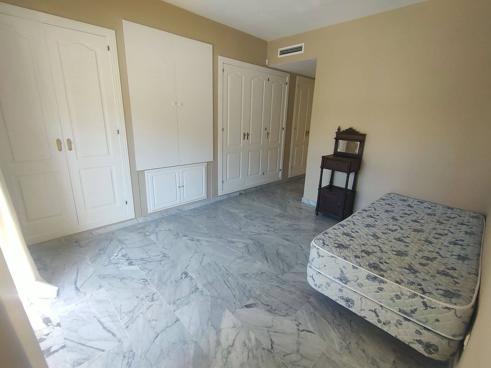 4 soveværelse Penthouse til salg i Guadalmina med swimmingpool garage - € 700.000 (Ref: 7670391)