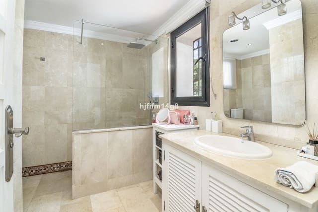 3 soverom Hus til salgs i Nueva Andalucia, Marbella med svømmebasseng garasje - € 635 000 (Ref: 7685070)