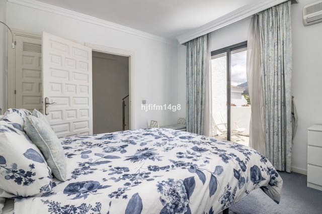 3 soverom Hus til salgs i Nueva Andalucia, Marbella med svømmebasseng garasje - € 635 000 (Ref: 7685070)