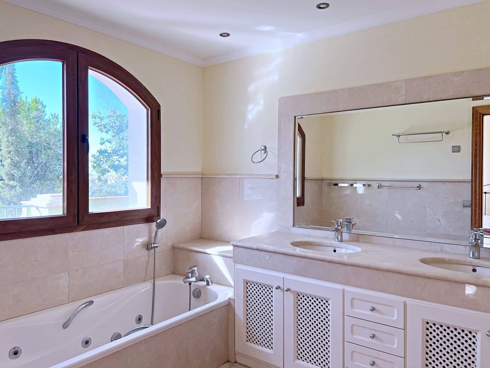 5 soveværelse Villa til salg i El Paraiso med swimmingpool garage - € 1.699.000 (Ref: 7694445)