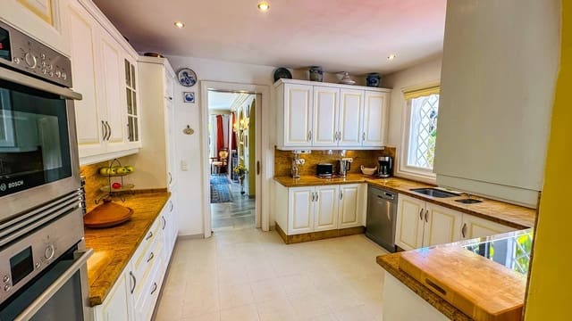 4 soverom Villa til salgs i El Paraiso, Estepona med svømmebasseng garasje - € 1 980 000 (Ref: 7698981)