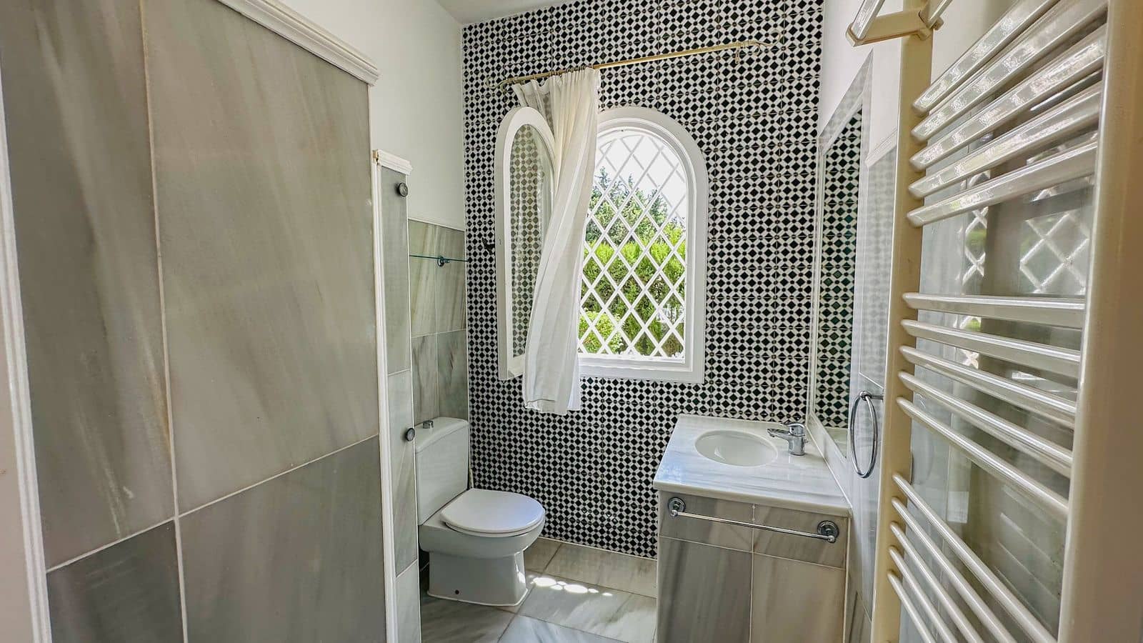 4 soverom Villa til salgs i El Paraiso med svømmebasseng garasje - € 1 980 000 (Ref: 7698981)