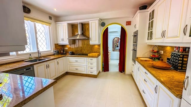 4 soverom Villa til salgs i El Paraiso, Estepona med svømmebasseng garasje - € 1 980 000 (Ref: 7698981)