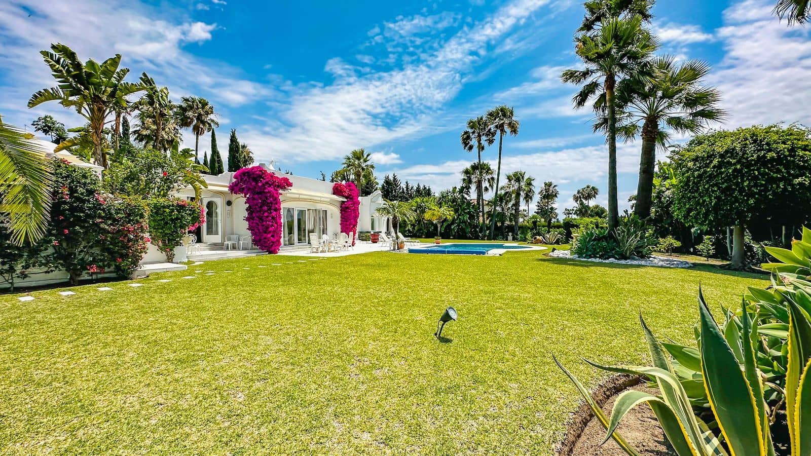 4 soverom Villa til salgs i El Paraiso med svømmebasseng garasje - € 1 980 000 (Ref: 7698981)