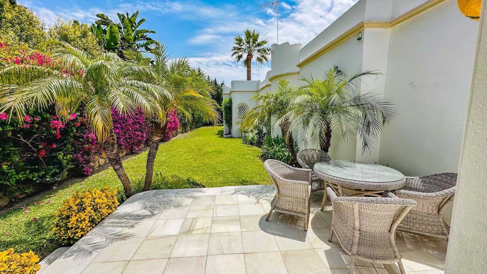 4 soverom Villa til salgs i El Paraiso med svømmebasseng garasje - € 1 980 000 (Ref: 7698981)