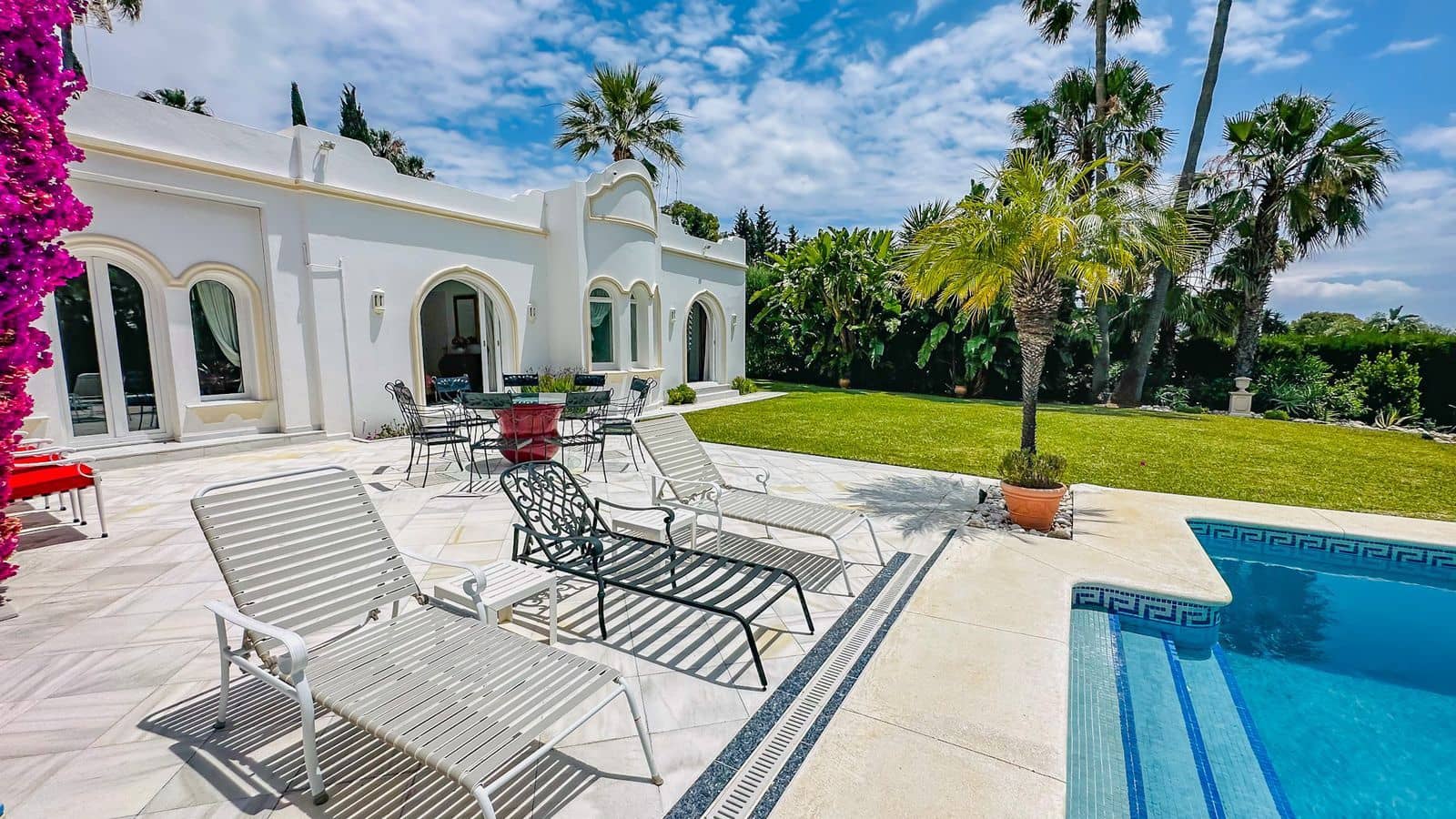 4 soverom Villa til salgs i El Paraiso med svømmebasseng garasje - € 1 980 000 (Ref: 7698981)