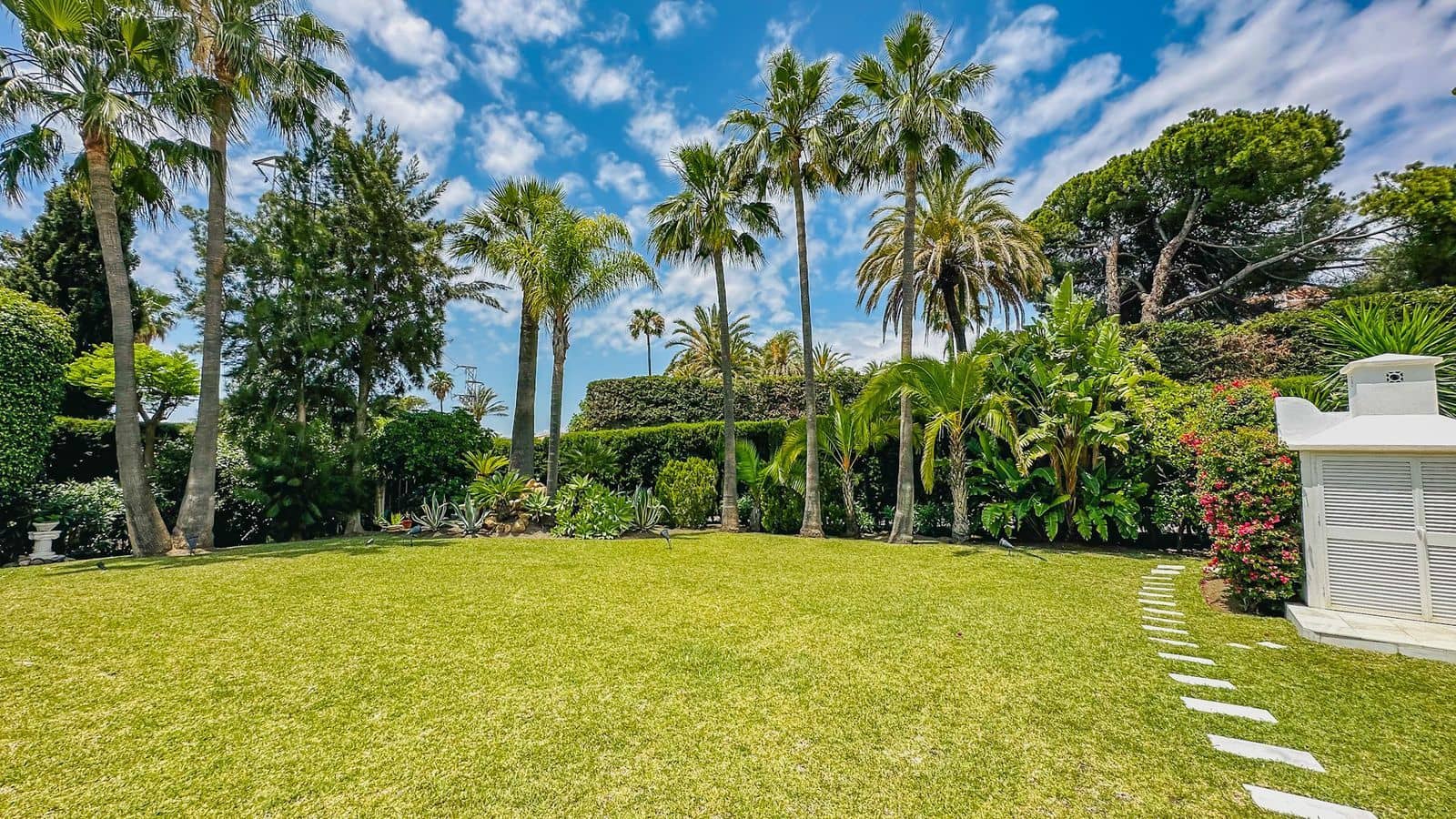 4 soverom Villa til salgs i El Paraiso med svømmebasseng garasje - € 1 980 000 (Ref: 7698981)