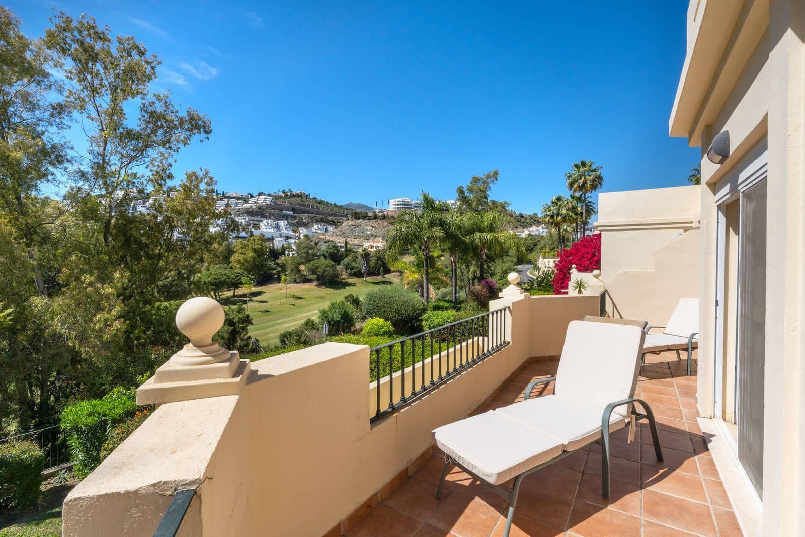 4 soveværelse Villa til salg i La Quinta med swimmingpool garage - € 840.000 (Ref: 7698983)