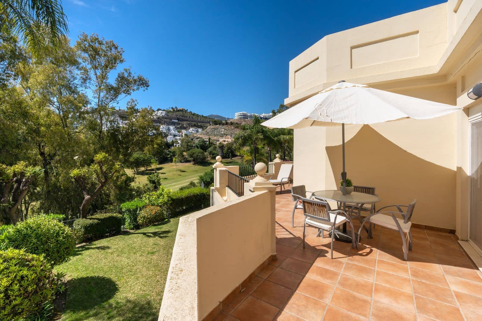 4 soveværelse Villa til salg i La Quinta med swimmingpool garage - € 840.000 (Ref: 7698983)