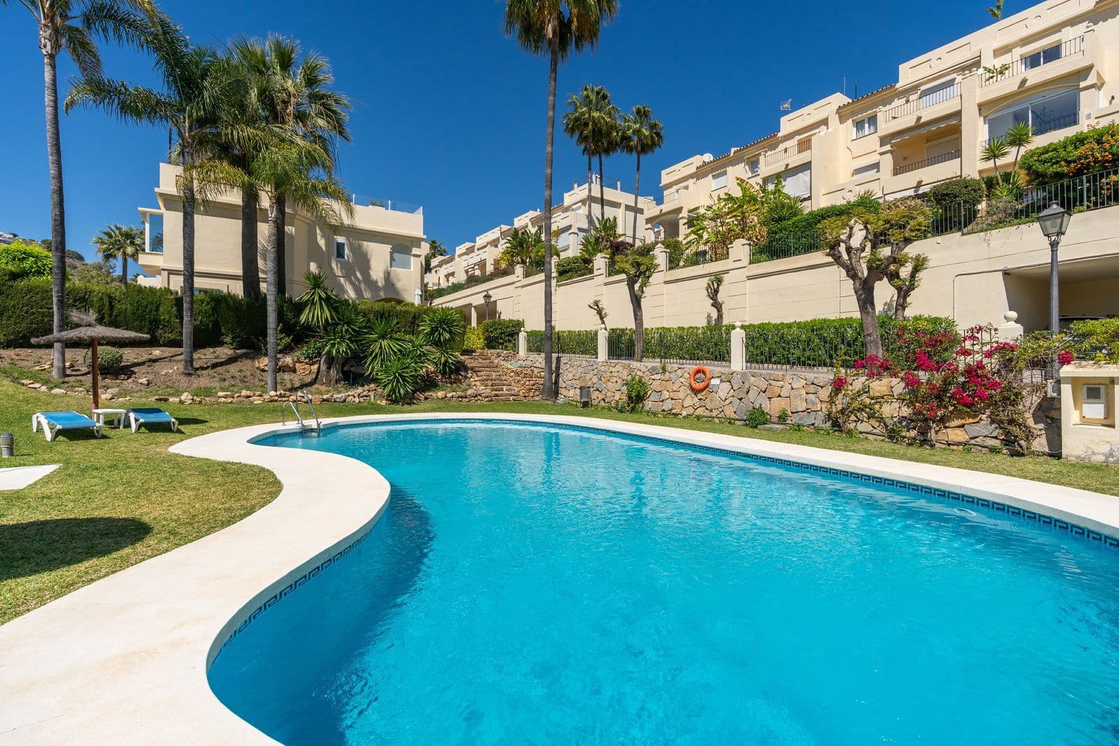 4 soveværelse Villa til salg i La Quinta med swimmingpool garage - € 840.000 (Ref: 7698983)