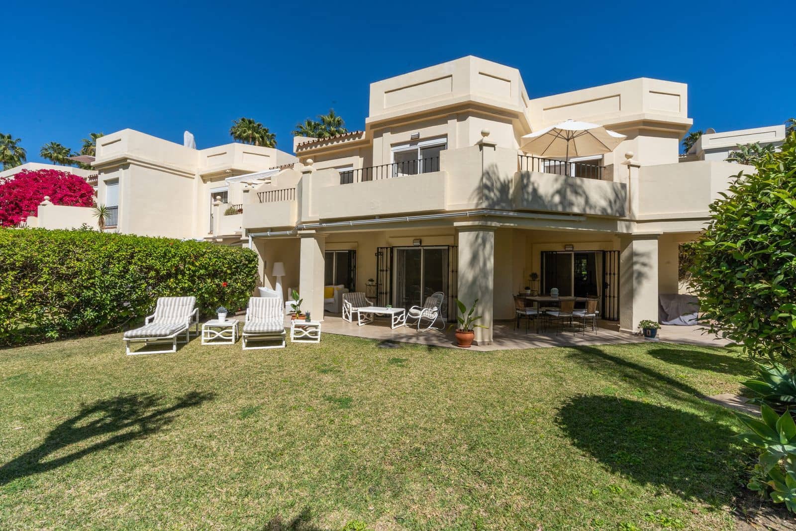 4 soveværelse Villa til salg i La Quinta med swimmingpool garage - € 840.000 (Ref: 7698983)