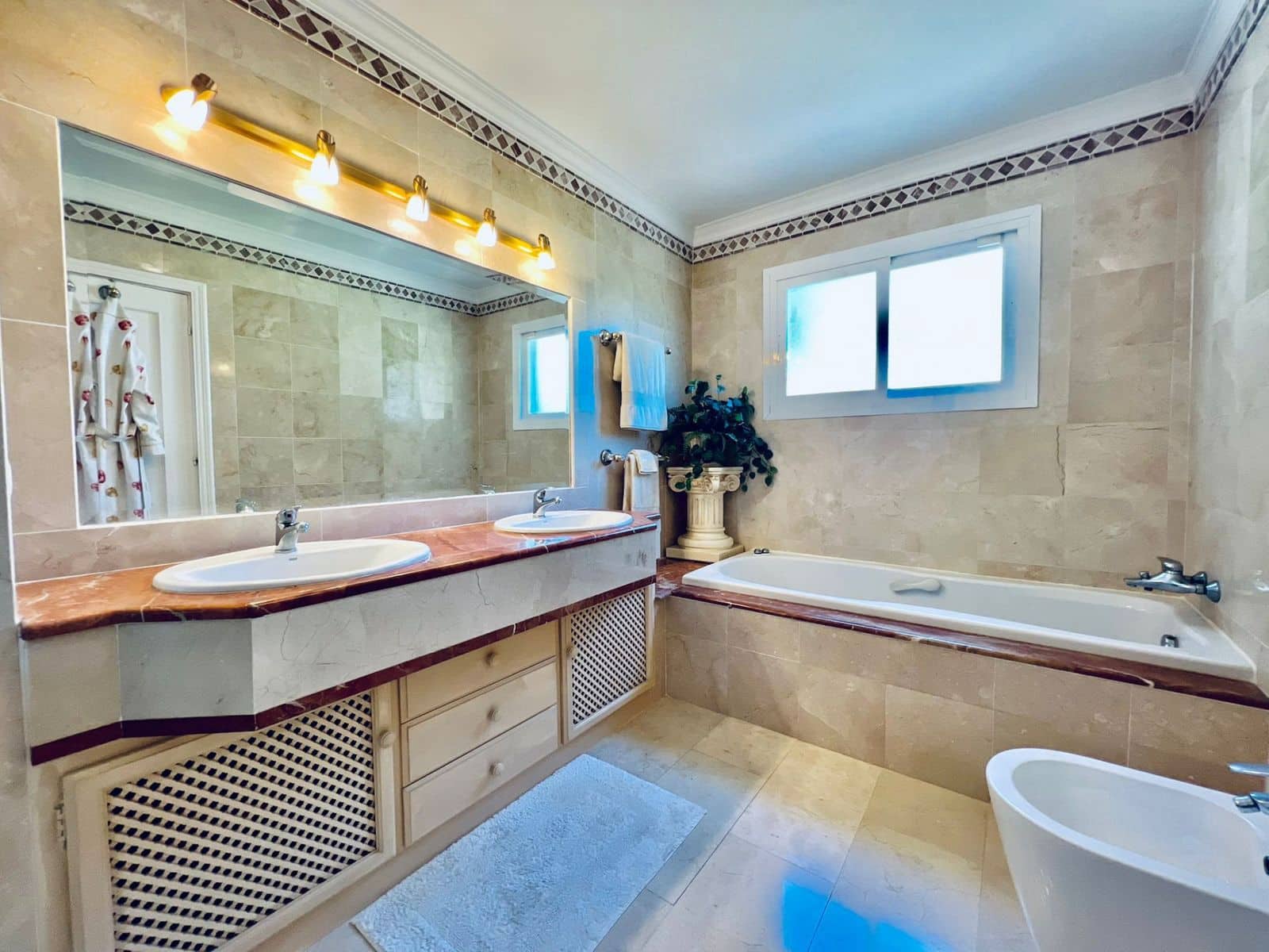 4 bedroom Villa for sale in Nueva Andalucia with pool garage - € 1,450,000 (Ref: 7731680)