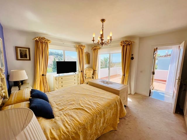 4 soveværelse Villa til salg i Nueva Andalucia, Marbella med swimmingpool garage - € 1.450.000 (Ref: 7731680)