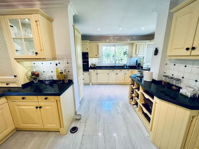 4 soveværelse Villa til salg i Nueva Andalucia, Marbella med swimmingpool garage - € 1.450.000 (Ref: 7731680)