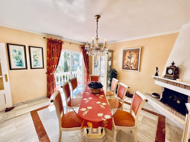 4 soveværelse Villa til salg i Nueva Andalucia, Marbella med swimmingpool garage - € 1.450.000 (Ref: 7731680)