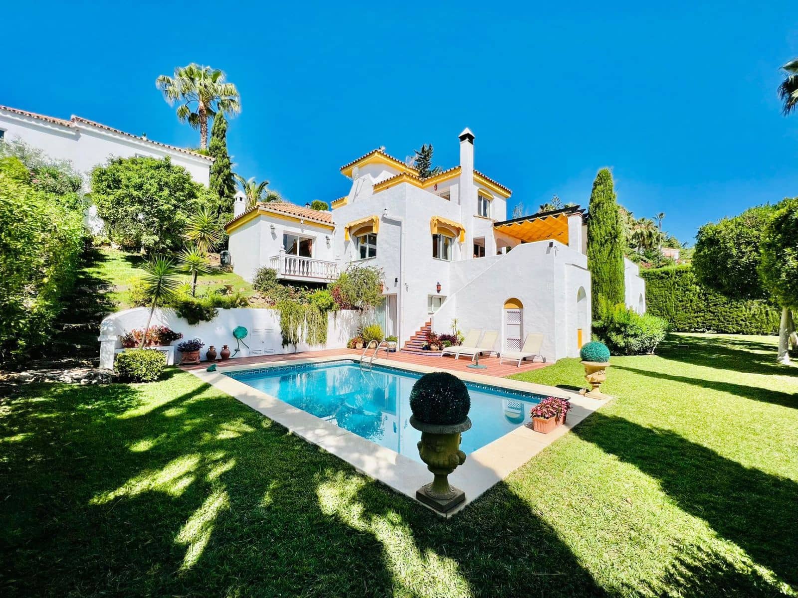 4 bedroom Villa for sale in Nueva Andalucia with pool garage - € 1,450,000 (Ref: 7731680)
