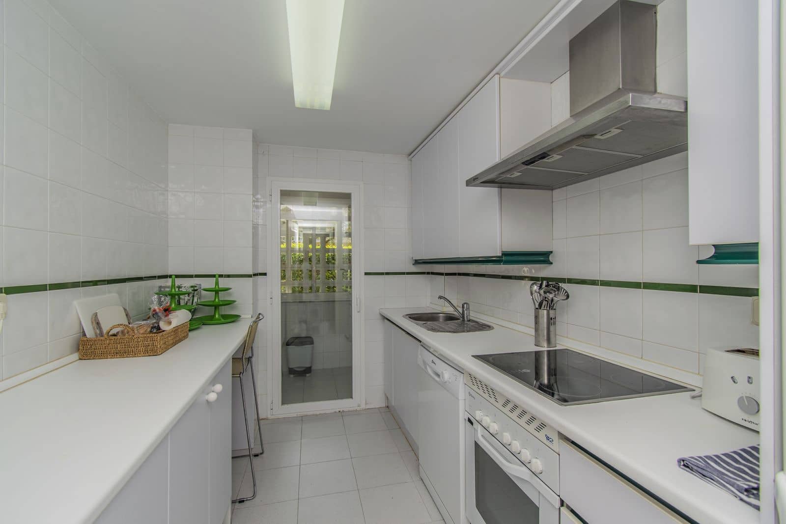 4 slaapkamer Appartement te koop in Nueva Andalucia met zwembad garage - € 580.000 (Ref: 7731681)